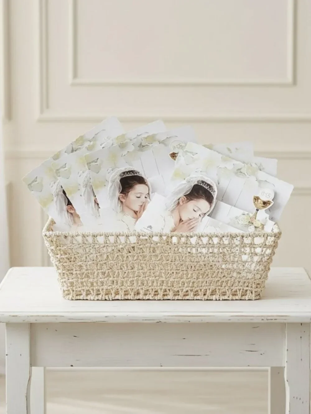 8ct Spanish First Holy Communion Invitations - Girl w/ Gold Chalice & Envelopes